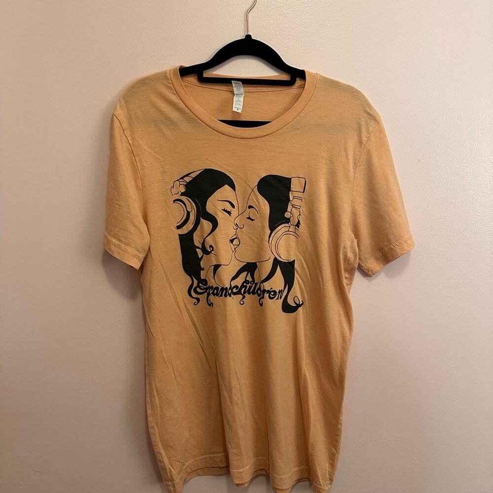 LGBTQ Pride Two Girls Kissing Wearing Headphones Graphic T-Shirt Medium - Picture 2 of 6